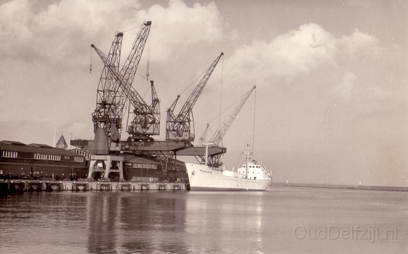 Haven schip alleen aan de kade.jpg
